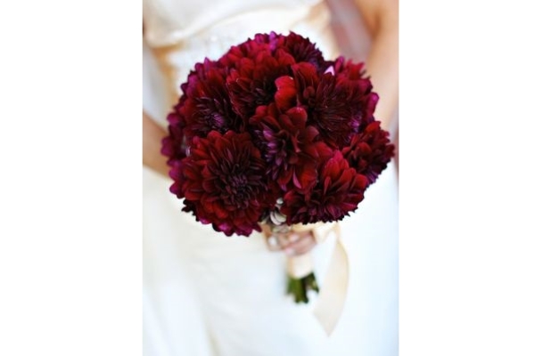 Бордовый свадебный букет из хризантем